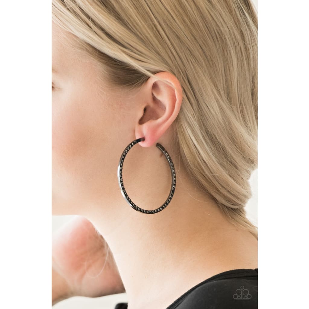 Paparazzi Dangerously Dynamic - Black/Gunmetal - A Finishing Touch