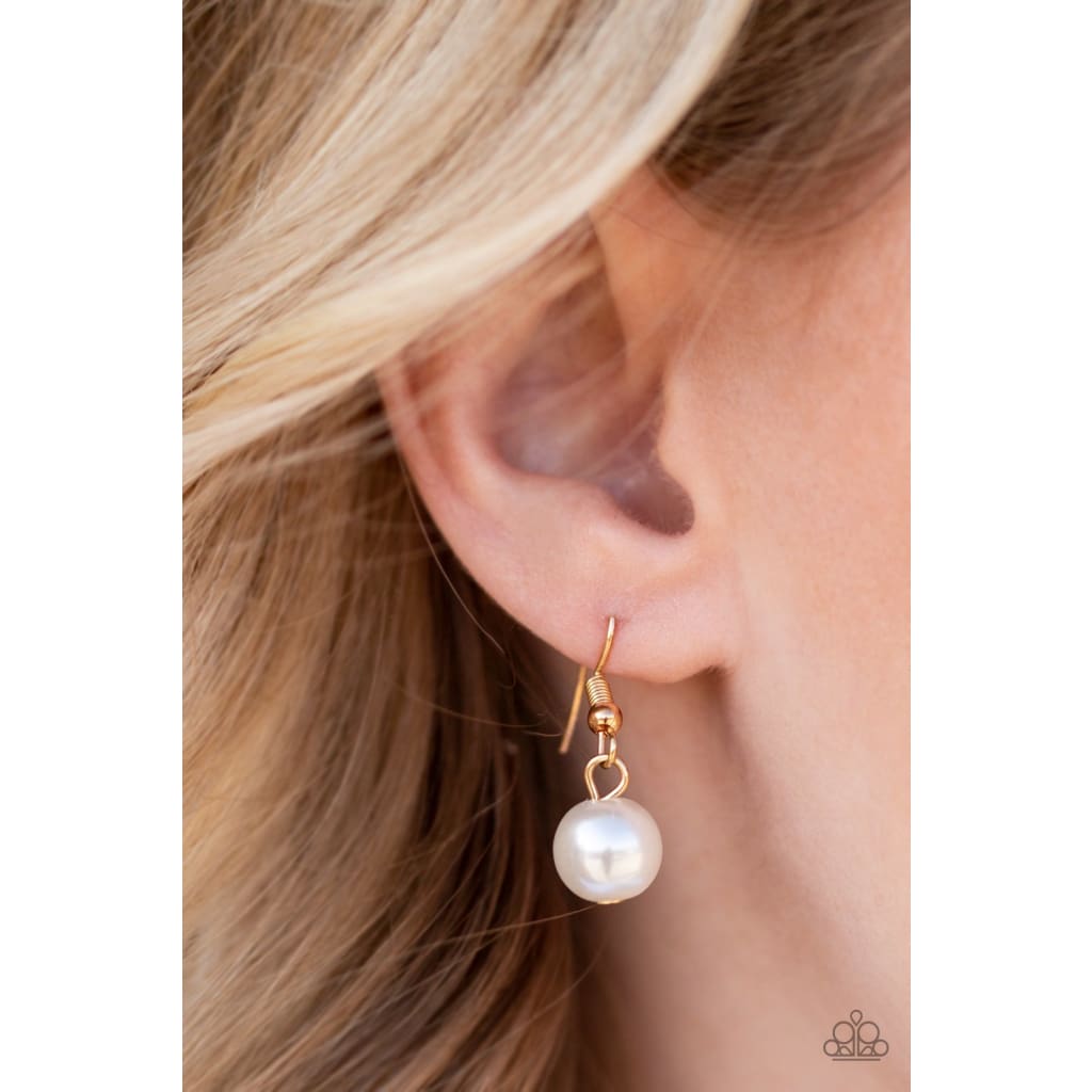 Paparazzi Glam Queen - Gold Pearl Necklace - A Finishing Touch