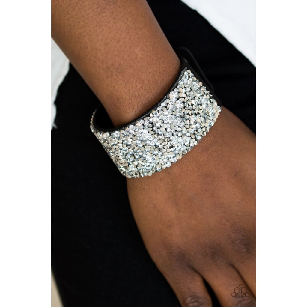 Paparazzi More Bang For Your Buck - Black - A Finishing Touch