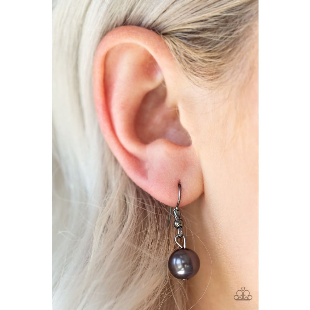 Paparazzi Party Pearls Black - A Finishing Touch