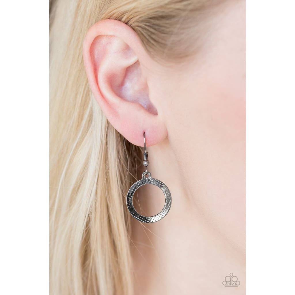 Paparazzi Progressively Vogue - Black - A Finishing Touch