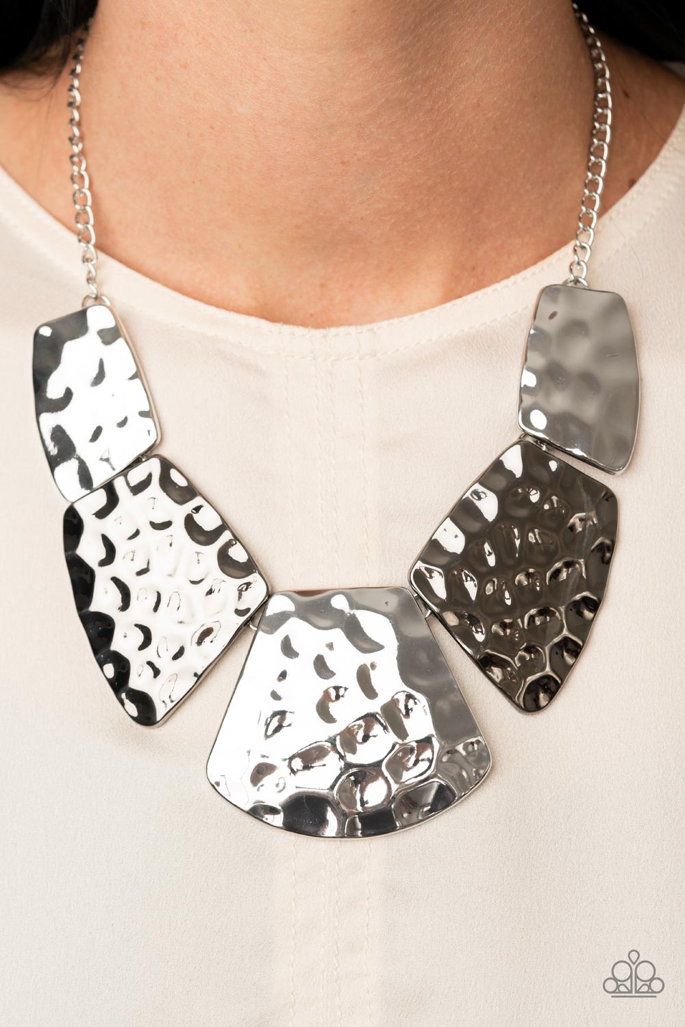 Paparazzi HAUTE Plates - Silver Necklace - A Finishing Touch 