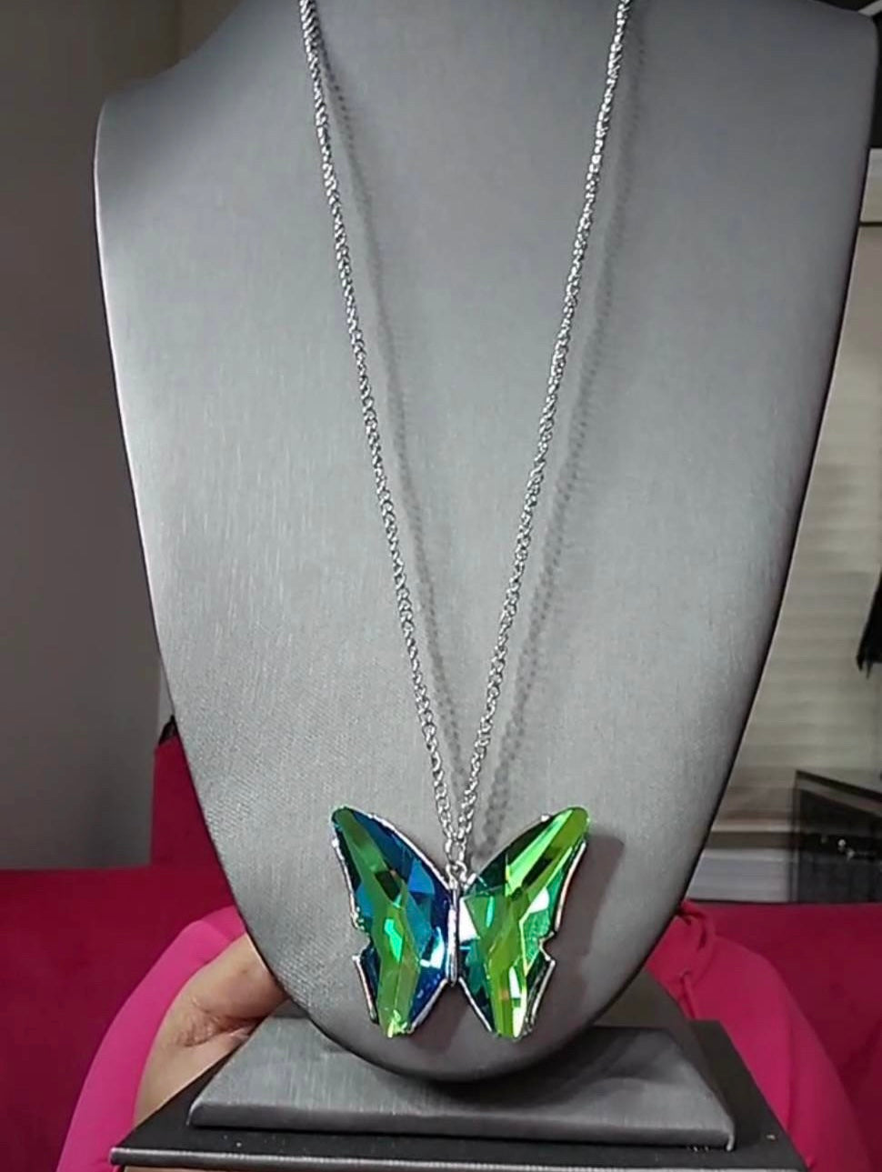 Paparazzi The Social Butterfly Effect - Green Necklace - Life of the Party Pink Diamond Exclusive