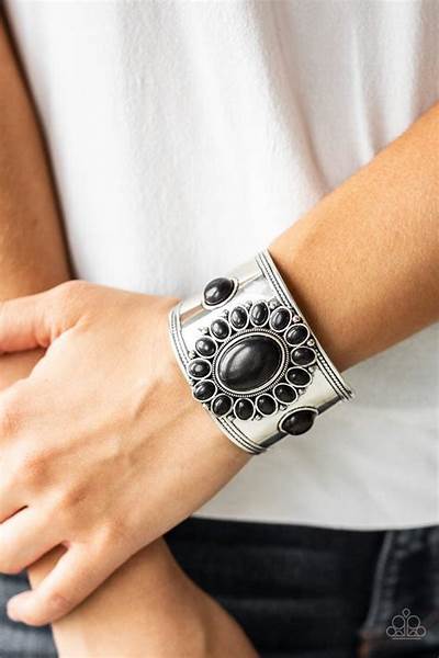 A Finishing Touch Room To Roam - Black